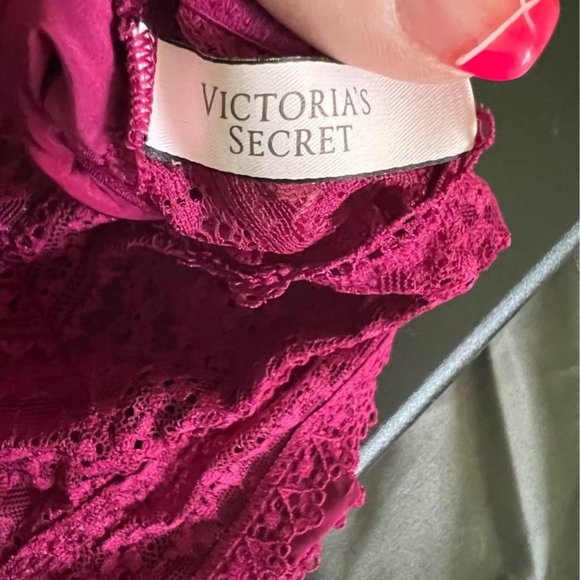 GUC WOMAN'S FRONT HOOKING SUPER CUTE LACEY MAROON BRALETTE BY VICTORIA SECRET - Picture 2 of 8